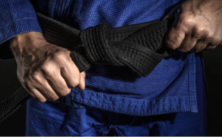 Mettre sa ceinture de judo